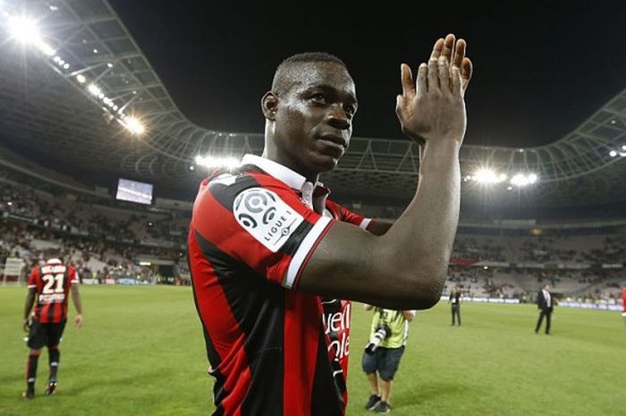 Penyerang OGC Nice, Mario Balotelli, memberikan aplaus kepada suporter setelah laga Ligue 1 melawan Marseille di Stadion Allianz Riviera, Nice, 11 September 2016.