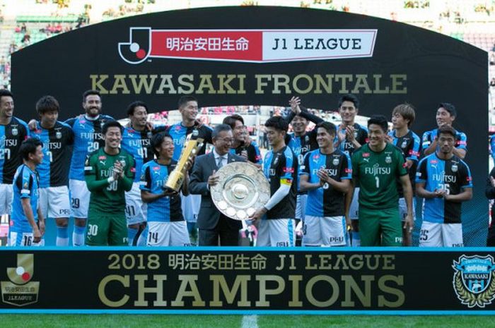 Pesta juara Kawasaki Frontale walau pada laga ini kalah 1-2 dari tuan rumah Cerezo Osaka pada laga pekan ke-32 Liga Jepang 1 2018 di Stadion Yanmar, Nagai, 11 November 2018. 