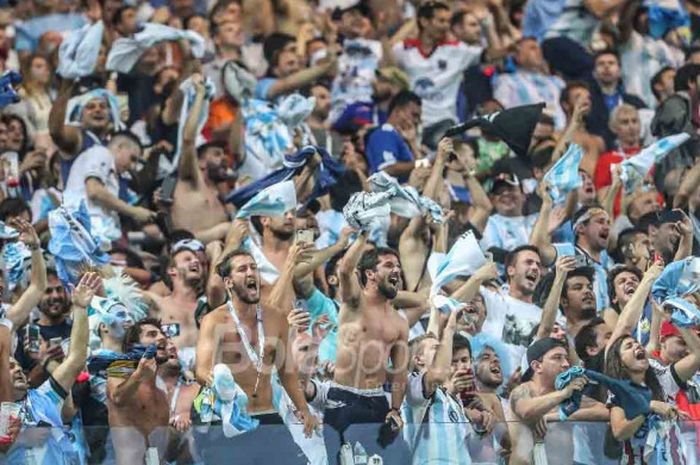 Luapan kegembiraan para fans timnas Argentina setelah Marcos Rojo mencetak gol kemenangan lawan timnas Nigeria di Stadion Saint Petersburg, Selasa (26/6/2018).