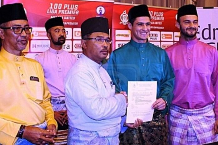 Striker berpaspor Palestina, Yashir Pinto (baju hijau) seusai menandatangani kontrak dengan manajemen Melaka United FA di Banda Hilir, Melaka, Selasa (28/6/2016). 