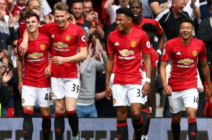 Para pemain muda Manchester United, Josh Harrop (46), Scott McTominay (39), Dimitri Mitchell (35), dan Jese Lingard (14) merayakan gol Harrop ke gawang Crystal Palace pada laga Liga Inggris di Old Trafford, Manchester, pada Minggu (21/5/2017).