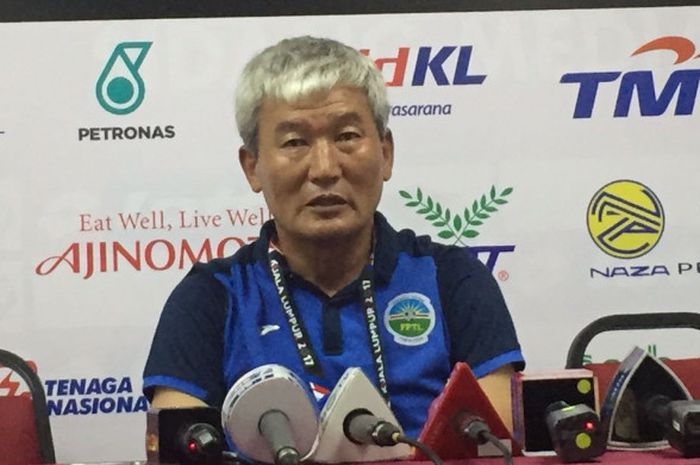 Pelatih timnas Timor Leste asal Korea Selatan, Kim Shin-hwan, berbicara kepada pers seusai pertandingan versus Indonesia di Selayang, Minggu (20/8/2017).