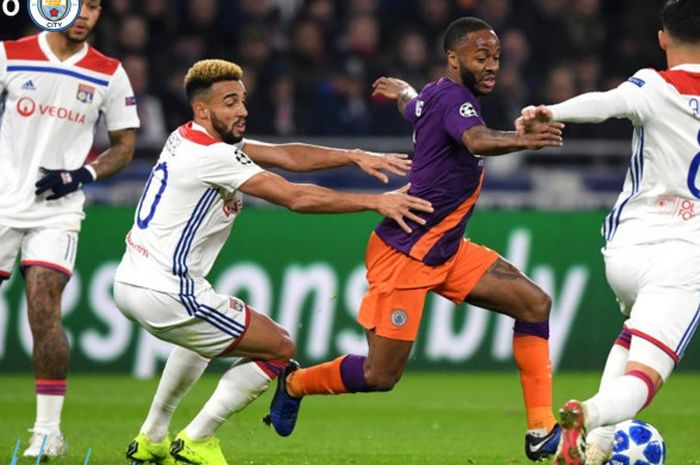 Winger Manchester City, Raheem Sterling (dua dari kanan), berupaya melewati penjagaan pemain Olympique Lyon dalam partai Liga Champions di Parc Olympique Lyonnais, Décines-Charpieu, 27 November 2018.