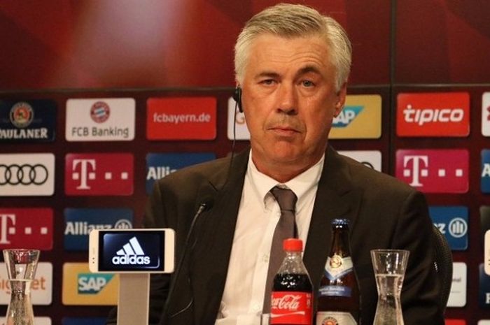 Pelatih Bayern Muenchen, Carlo Ancelotti, menjalani sesi konferensi pers di Allianz Arena, Jumat (26/8/2016) waktu setempat.