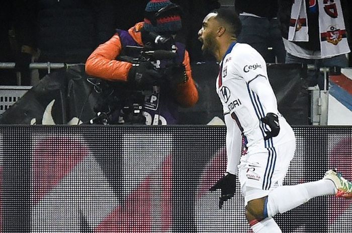 Penyerang Lyon, Alexandre Lacazette, melakukan selebrasi usai mencetak gol saat melawan Angers dalam laga lanjutan Ligue 1 2016-2017 di Stadion Parc Olympique Lyonnais, Decines-Charpieu, pada 21 Desember 2016.