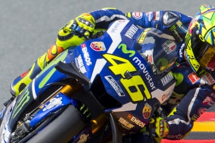 Pebalap Movistar Yamaha asal Italia, Valentino Rossi, memacu motornya pada sesi kualifikasi GP Jerman di Sachsenring, Sabtu (16/7/2016).