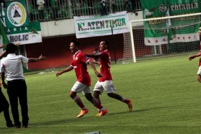 Striker Persija, Rachmad Afandi (tiga dari kiri) merayakan golnya ke gawang tuan rumah PSS Sleman pada uji coba di Stadion Maguwoharjo, Minggu (25/9/2016). 