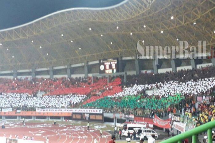 Koreografi bendera Palestina dari The Jakmania saat Persija Jakarta menghadapi Bhayangkara FC di Stadion Patriot, Sabtu (29/7/2017)