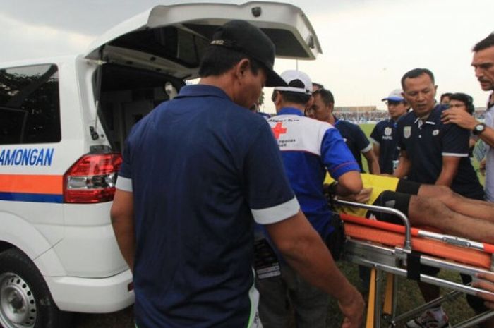 Tim medis saat akan mengangkat kiper Persela, Choirul Huda yang tak sadarkan diri seusai bertabrakan dengan rekannya, Ramon Rodrigues, dan penyerang Semen Padang, Marcel Sacramento pada laga pekan ke-29 Liga 1 musim 2017 di Stadion Surajaya, Lamongan, Minggu (15/10/2017). 