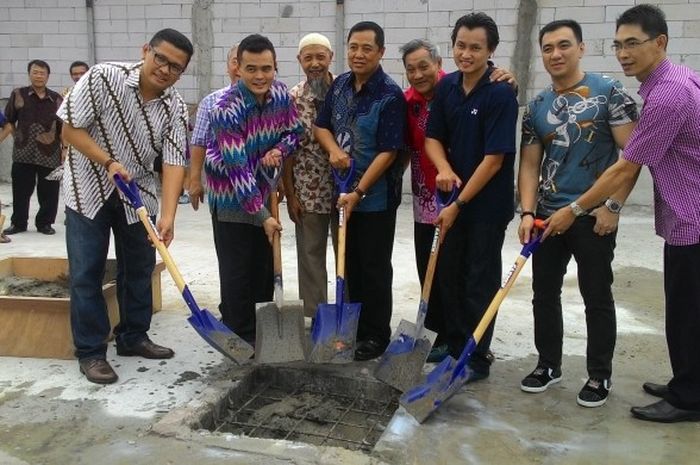 Acara simbolis pengecoran terakhir sarana bulu tangkis Candra Wijaya International Batminton Centre di Serpong, Tangerang Selatan, pada Jumat (20/5/2016).