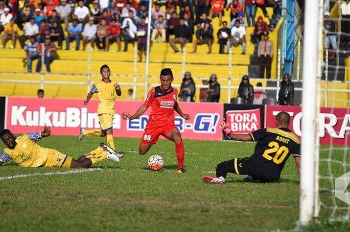 Usaha winger Semen Padang, Irsyad Maulana (tengah), untuk mencetak gol ke gawang Barito Putera yang dikawal Aditya Harlan (kanan), pada laga kedua tim di Stadion H Agus Salim, Selasa (18/10/2016).