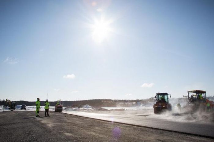  Para pekerja membangun Sirkuit KymiRing di kota Iitti, Finlandia yang diproyeksikan akan menjadi venue baru MotoGP musim 2019. 