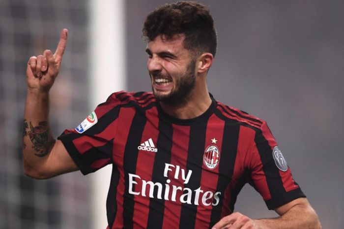 Striker AC Milan, Patrick Cutrone, merayakan gol ke gawang Lazio dalam lanjutan Liga Italia di Stadion San Siro, Milan, 28 Januari 2018.