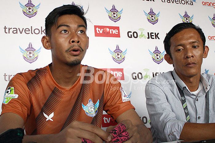 Kiper Persegres, Satria Tama memberikan keterangan kepada awak media usai pertandingan di Stadion Petrokimia Gresik, Minggu (17/9/2017).