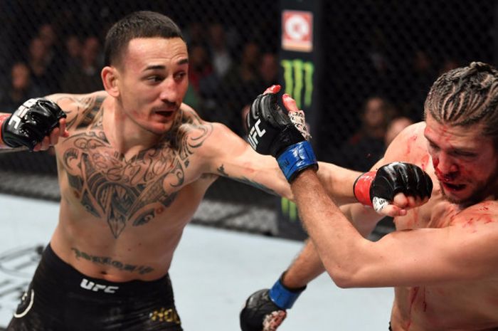 Max Holloway melancarkan pukulan kepada Brian Ortega saat menjalani laga UFC 231, Minggu (9/12/2018) WIB.