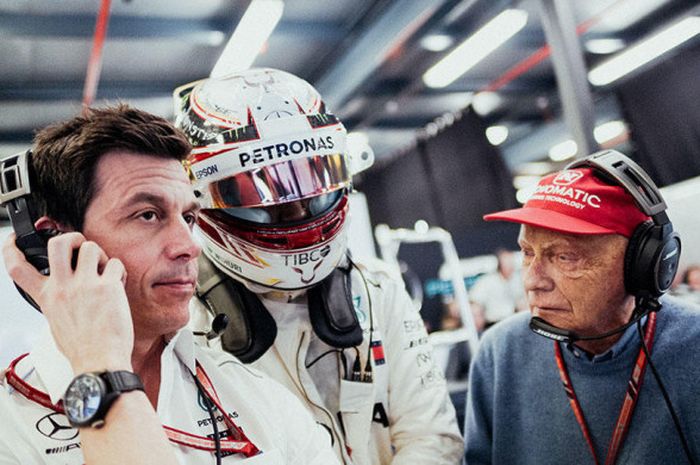 Bos tim F1 Mercedes, Toto Wolff (kiri) tampak sedang berdiskusi dengan pebalapnya Lewis Hamilton (tengah) dan legenda F1 Niki Lauda (kanan) yang menjadi direksi di tim tersebut.