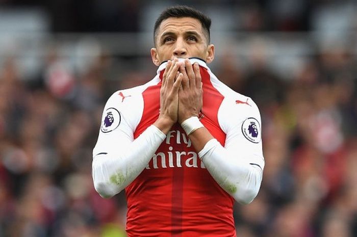 Ekspresi kekecewaan stirker Arsenal, Alexis Sanchez, setelah gagal menjebol gawang Middlesbrough pada lanjutan Premier League, Sabtu (22/10/2016)