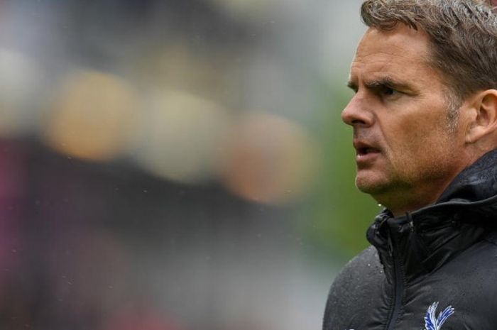 Reaksi Frank de Boer (kiri) dalam partai Liga Inggris antara Crystal Palace melawan Burnley di Stadion Turf Moor, Burnley, 10 September 2017.