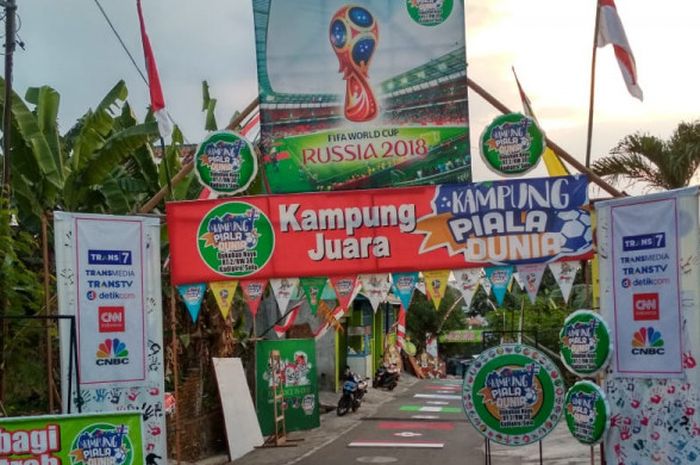Kampung Solo bernuansa Piala Dunia 2018, yang berada di Dukuhan Nayu, RT.02/RW.30, Kelurahan Kadipiro, Kecamatan Banjarsari, Selasa (26/6/2018).