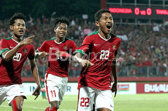   Gelandang timnas U-16 Indonesia, Fajar Fathurahman (kanan) melakukan selebrasi seusai mencetak gol ke gawang Thailand pada laga final Piala AFF U-16 2018 di Stadion Gelora Delta Sidoarjo, Jawa Timur, Sabtu (11/8/2018) malam.  