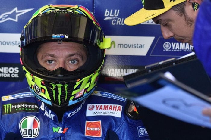  Pebalap Movistar Yamaha asal Italia, Valentino Rossi, berada di pit pada sesi latihan bebas pertama GP Australia di Sirkuit Phillip Island, Jumat (20/10/2017). 