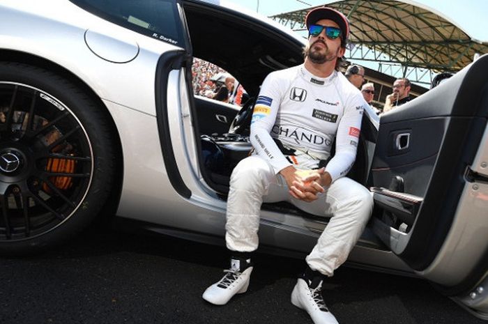 Pebalap McLaren asal Spanyol, Fernando Alonso, sedang menunggu sesi balapan GP Hongaria di Hungaroring, Budapest, 30 Juli 2017.