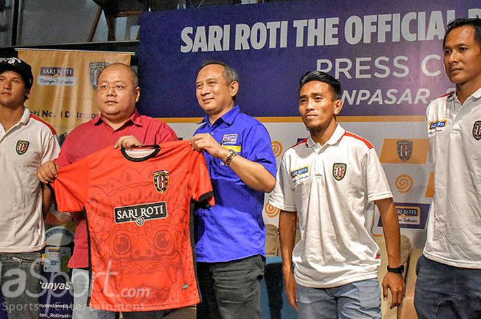 Perwakilan pemain dan ofisial Bali United berpose dengan perwakilan sponsor dalam acara jumpa pers perkenalan sponsor baru Bali United di Denpasar, Kamis (8/2/2018).