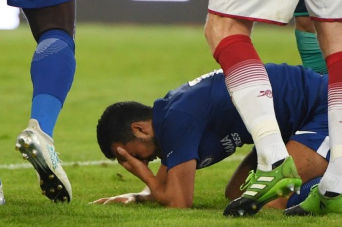 Pemain Chelsea, Pedro Rodriguez, kesakitan setelah bertabrakan dengan kiper Arsenal, David Ospina, dan jatuh dengan kepala membentur tanah cukup keras di laga uji coba yang berlangsung di Stadion Bird's Nest, Sabtu (22/7/2017) waktu setempat.