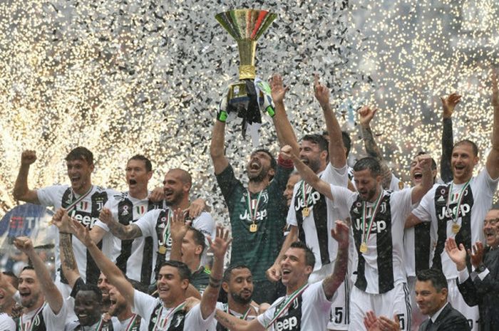 Kiper Juventus, Gianluigi Buffon, mengangkat trofi Liga Italia seusai melakoni laga pamungkas kontra Hellas Verona di Stadion Allianz, Turin pada 19 Mei 2018.