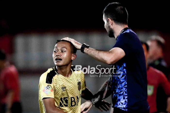 Pemain Bhayangkara FC, Sani Rizki Fauzi, menerima instruksi dari pelatih Simon McMenemy pada laga kontra PSMS Medan di Stadion PTIK, Jakarta, Jumat (3/8/2018).