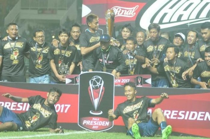 Pemain, pelatih, dan ofisial Arema FC bersuka cita seusai mengalahkan PBFC II pada final Piala Presiden 2017 di Stadion Pakansari, Kabupaten Bogor, Minggu (12/3/2017) malam. 