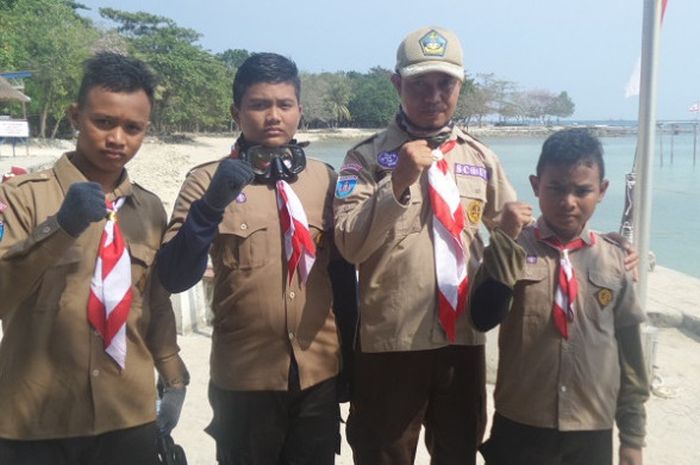 Fajar Fiki (paling kanan) bersama pendamping dan rekan-rekannya di Pramuka sukses menjalani tugas pengibaran bendera dari bawah laut Tanjung Lesung, Pandeglang, Banten, Kamis (17/8/2017).