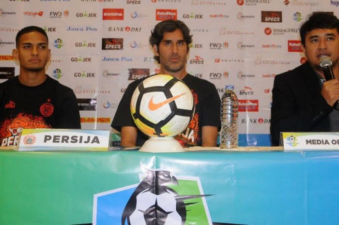  Pelatih Persija Jakarta, Stefano Cugurra (tengah) dan Renan Silva (kiri) dalam konferensi pers di Bekasi, Senin (29/10/2018) jelang laga kontra Barito Putera 