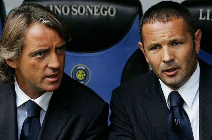 Sinisa Mihajlovic (kanan) saat berperan sebagai asisten Roberto Mancini dalam laga Serie A Inter Milan menghadapi Chievo di Giuseppe Meazza, Milan, 24 September 2006.