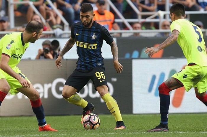 Aksi penyerang Inter Milan, Gabriel Barbosa alias Gabigol, mengontrol bola di tengah kawalan dua pemain Bologna dalam laga Serie A di Stadion Giuseppe Meazza, Milan, 25 September 2016.