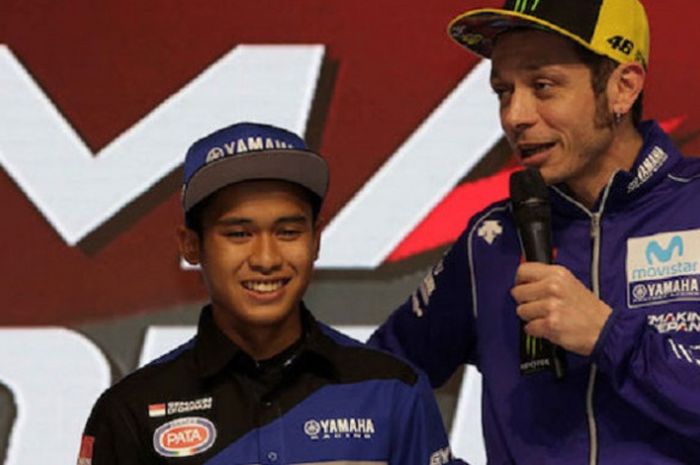 Valentino Rossi, memberikan nasehat bagi pebalap muda Indonesia, Galang Hendra Pratama, saat acara peluncuran tim balap pabrikan Yamaha Indonesia Motor Manufacturing (YIMM), di Hotel Four Seasons, Jakarta.