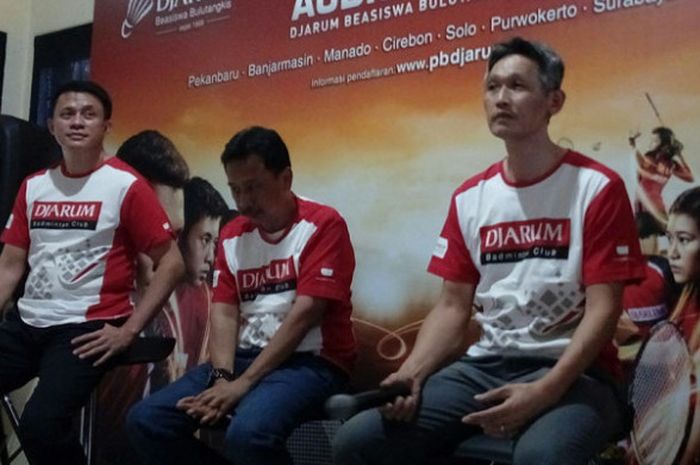 Manajer PB Djarum, Fung Permadi (kanan) bersama Program Managing Beswan Djarum, Budi Darmawan dan ketua pengprov PBSI Jawa Timur, Widjanarko Adi Mulya saat di GOR Sudirman, Surabaya, Jumat (4/8/2017).