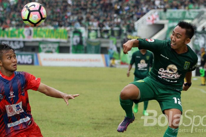 Pemain Persebaya Surabaya Rendi Irawan (kanan) dihalau pemain Persigo Semeru FC Agil Pramono dalam laga babak 16 besar grup C Liga 2 yang berakhir dengan skor 0-0 di Stadion Jember Sport Garden Jawa Timur (04/10/2017).