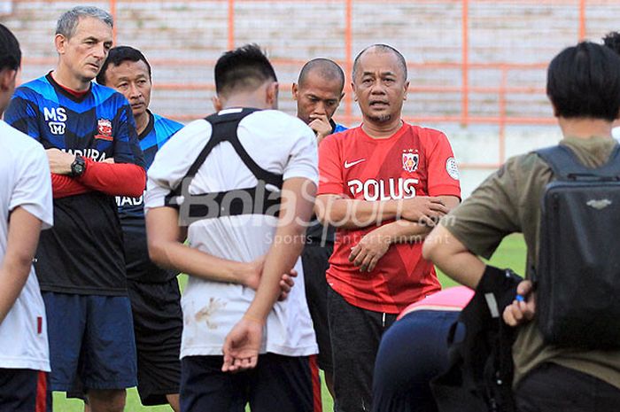 Manajer Madura United, Haruna Soemitro, memberi arahan kepada timnya dalam latihan rutin di Stadion 