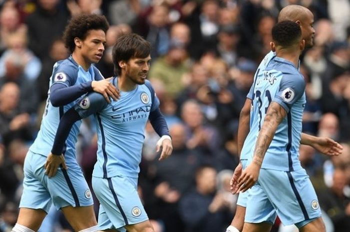 Gelandang Manchester City, David Silva (dua dari kiri), merayakan gol bersama rekan-rekannya seusai membobol gawang Crystal Palace di Stadion Etihad pada 6 Mei 2017.   