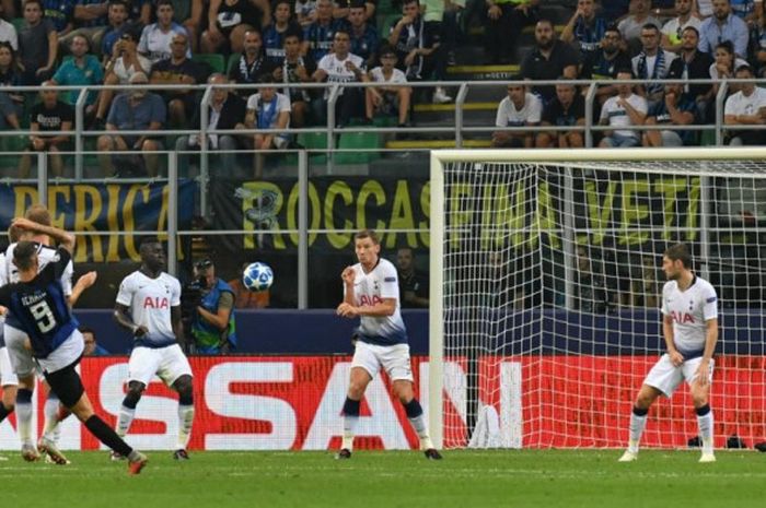 Striker Inter Milan, Mauro Icardi, melepaskan tembakan yang melahirkan gol ke gawang Tottenham Hotspur dalam partai Liga Champions di Giuseppe Meazza, Milan, 18 September 2018.