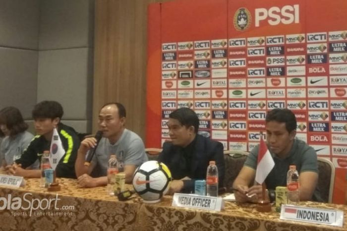 Pelatih timnas U-23 Korea Selatan, Kim Hak-bum saat memberikan keterangan pers di Hotel Alana, Bogor, Jumat (22/6/2018).