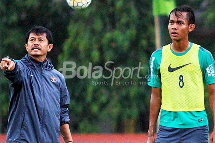 Bek Timnas U-19 Indonesia, Al Rizqy Dwi Prananda (kanan), menyimak instruksi pelatih Indra Sjafri di sesi latihan saat pemusatan pelatihan di lapangan Universitas Negeri Yogyakarta, Yogyakarta, Senin (21/5/2018).