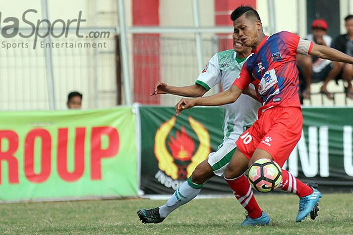 Gelandang Persigo Semeru FC, Reza Mustofa, berebut bola dengan pemain Persekap Kota Pasuruan dalam laga lanjutan Liga 2 di Stadion Semeru Lumajang, Jawa Timur, Minggu (20/08/2017) sore.