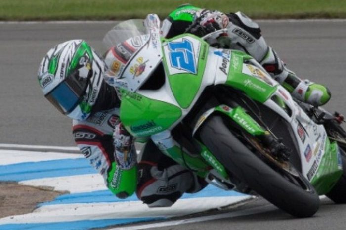 Pebalap Kawasaki,  Florian Marino, tampil pada latihan bebas GP Inggris pada pentas Superbike 2014 di Sirkuit Donington Park, 23 Mei 2014.