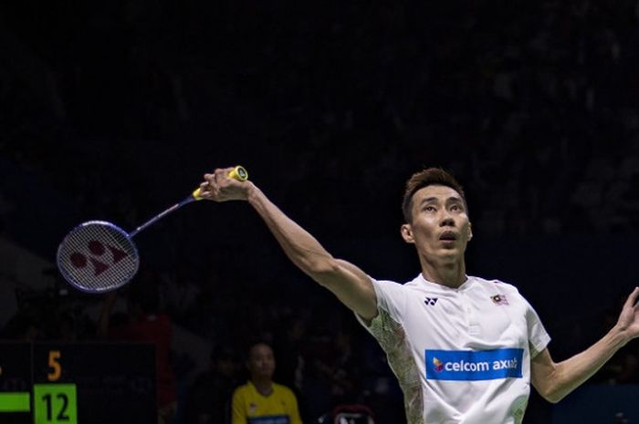 Pebulu tangkis tunggal putra Malaysia, Lee Chong Wei, mengembalikan kok ke arah Kento Momota (Jepang) pada babak semifinal Indonesia Open yang berlangsung di Istora Senayan, Jakarta, Sabtu (7/7/2018).