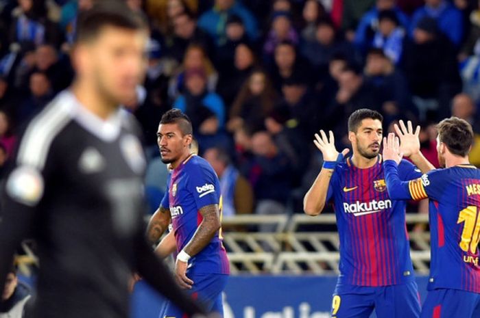 Striker FC Barcelona, Luis Suarez (kedua dari kanan), merayakan gol timnya bersama Lionel Messi dalam laga Liga Spanyol kontra Real Sociedad di Stadion Anoeta, San Sebastian, pada 14 Januari 2018.