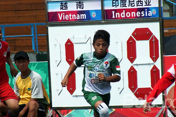 Aksi pemain tim pelahar U-12 Indonesia  (tengah) saat tampil melawan tim Vietnam di ajang Soong Ching Ling Cup di Qinhuangdao, China, pada Kamis (10/8/2017).
