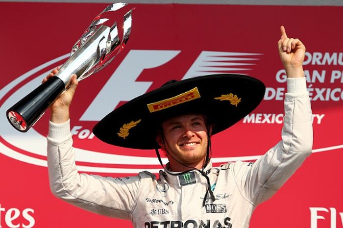 Pebalap Mercedes, Nico Rosberg, merayakan keberhasilan memenangi GP Meksiko, Minggu (1/11/2015).