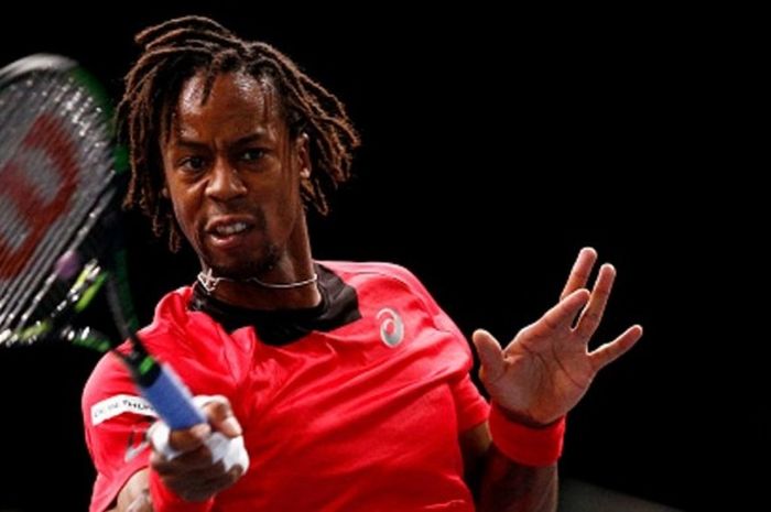 Petenis Prancis, Gael Monfils, tampil menghadapi rekan senegaranya, Benoit Paire, pada babak pertama Prancis Terbuka 2015 yang berlangsung di Paris, 2 November 2015.